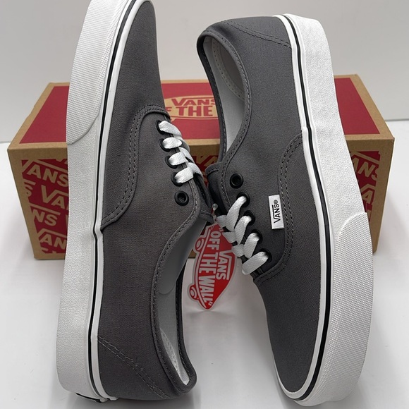 Vans • WMNS Authentic Pewter/Black
VN000JRAPBQ
Sneakers - Picture 11 of 16